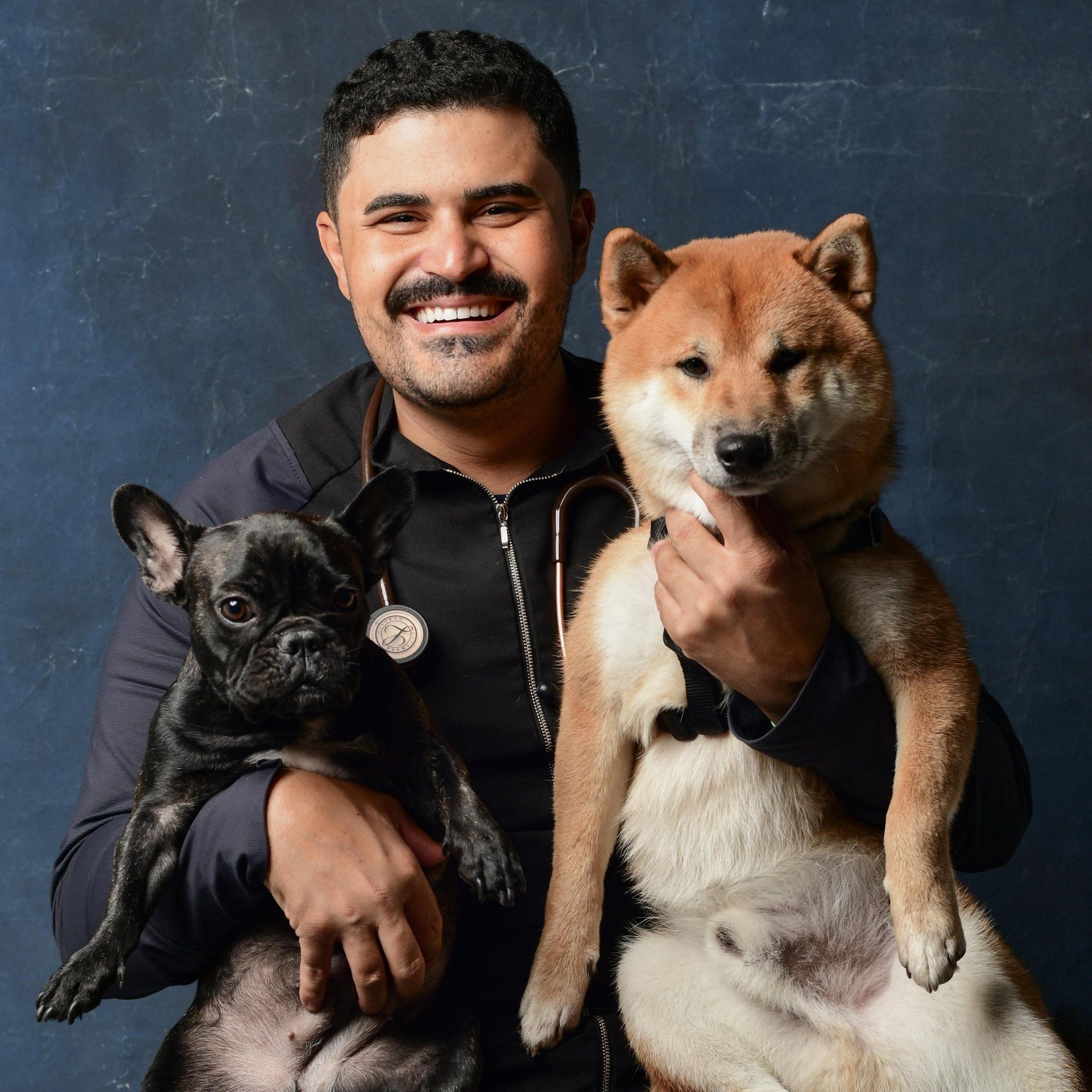 M.V FREDERICO DO VALE com dois cães